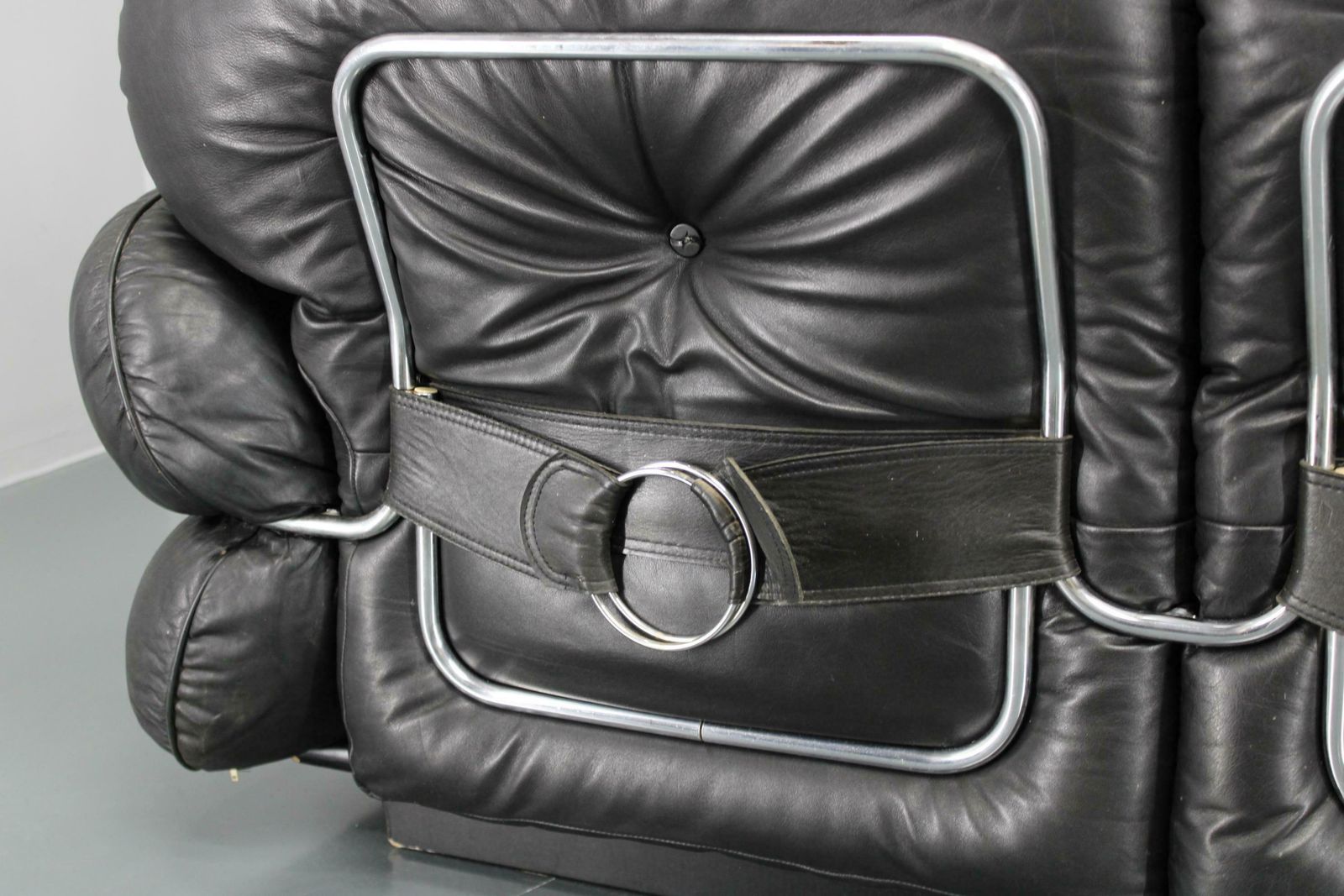 photo vintage 1970 Kurt Hvitsjö Rare “Hannibal” Black 3  Seater Sofa For Isku, Finland