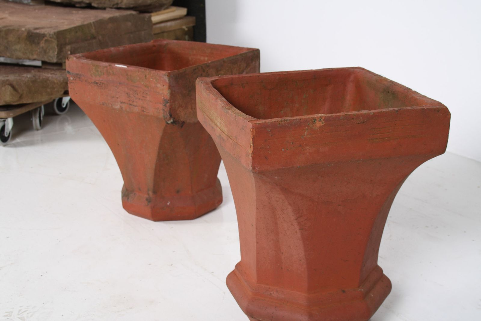 photo vinterior A Pair Of Victorian Red Clay Terrocotta Chimney Pots Garden Planters Rhubarb Forcer