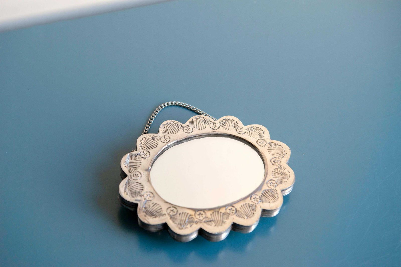 Kleine Turkse Bruidsspiegel, Gegraveerde Zilveren Spiegel Met Geschulpte Rand En Hangketting, Decoratieve Sierspiegel photo vinterior
