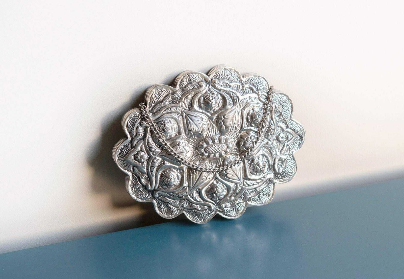 Kleine Turkse Bruidsspiegel, Gegraveerde Zilveren Spiegel Met Geschulpte Rand En Hangketting, Decoratieve Sierspiegel photo vintage