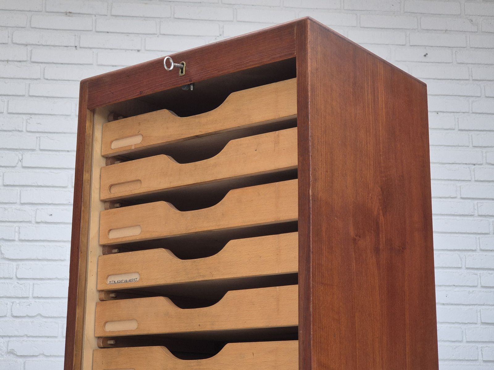 890.0 Ca. Jaren 1960, Deens Kantoorkabinet, Teak, Schuifdeuren, Lades Binnenin. photo