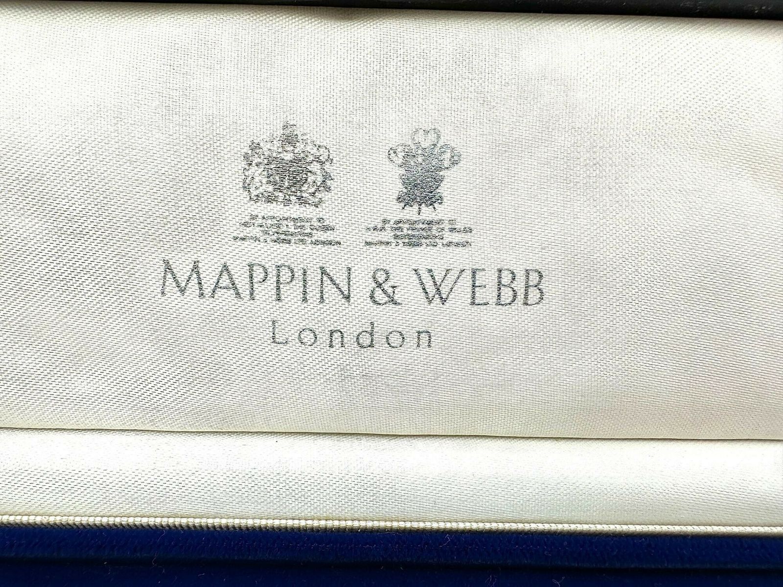 2750.0 A Lovely Late 1980s Mappin And Webb Akoya Pearl Necklace With 18carat Gold Clasp In Orignal Box photo
