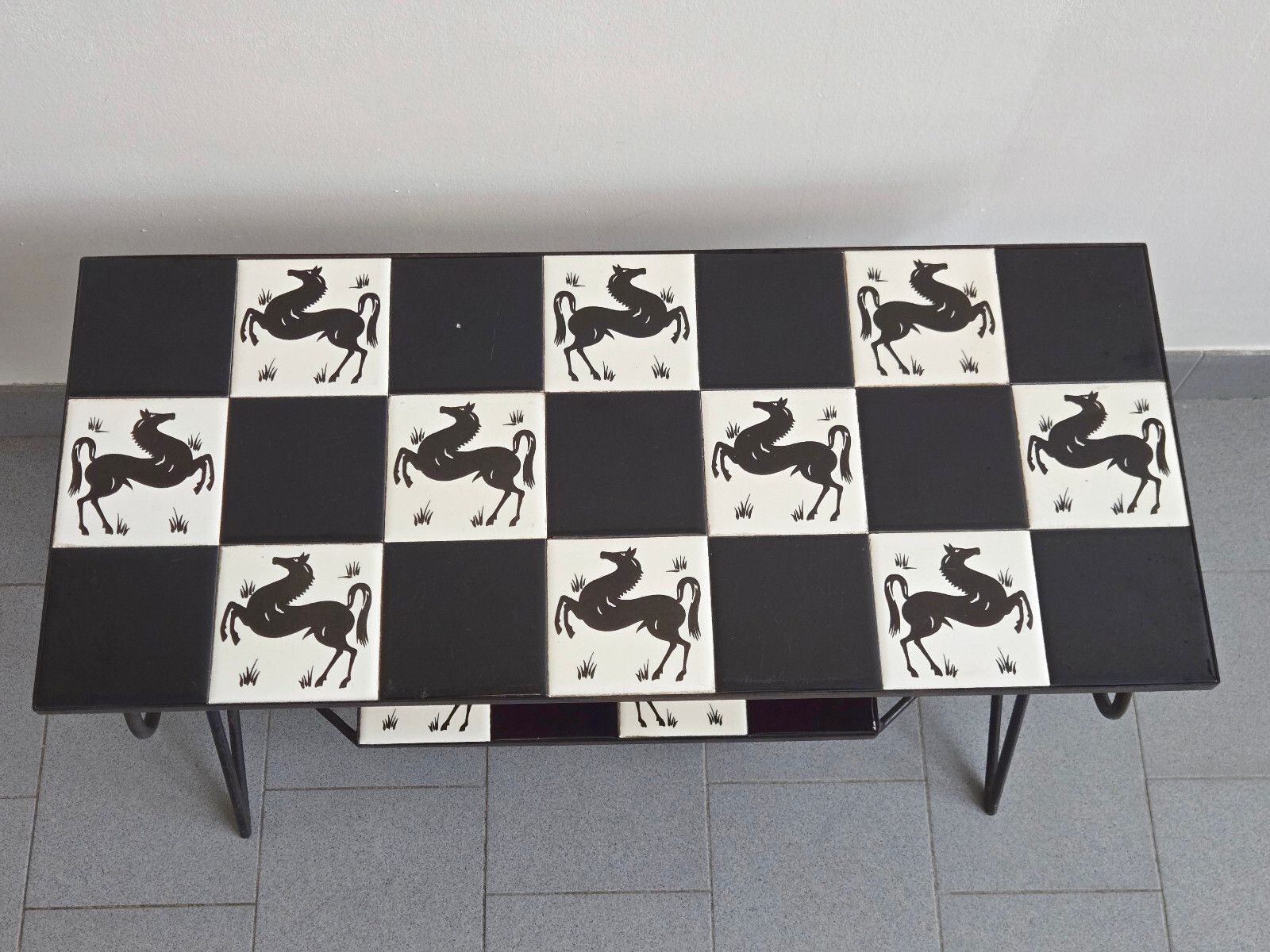Vintage salontafel ca. jaren 1950 met keramisch paardenpatroon – Rockabilly stijl photo for sale