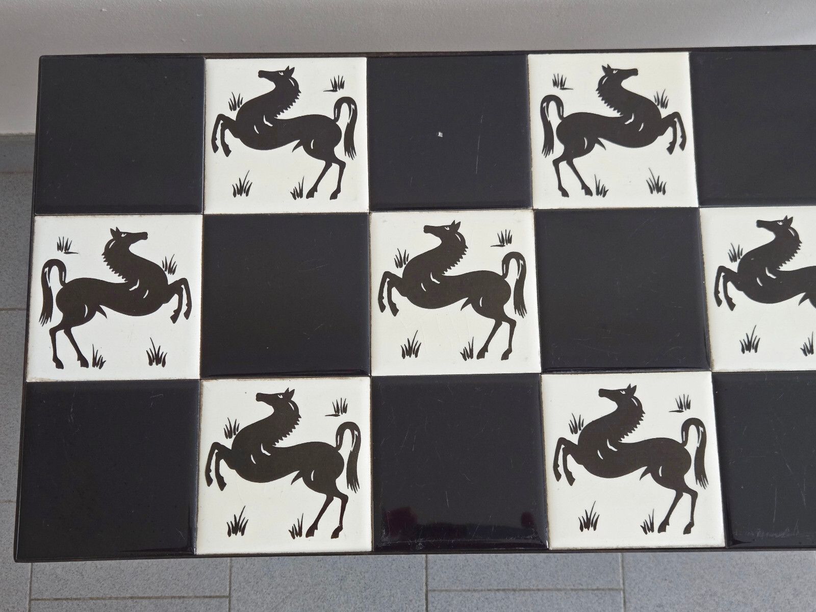 Vintage salontafel ca. jaren 1950 met keramisch paardenpatroon – Rockabilly stijl photo Meubels
