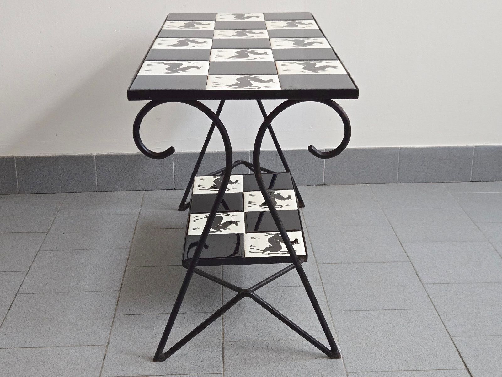 photo furniture Vintage salontafel ca. jaren 1950 met keramisch paardenpatroon – Rockabilly stijl