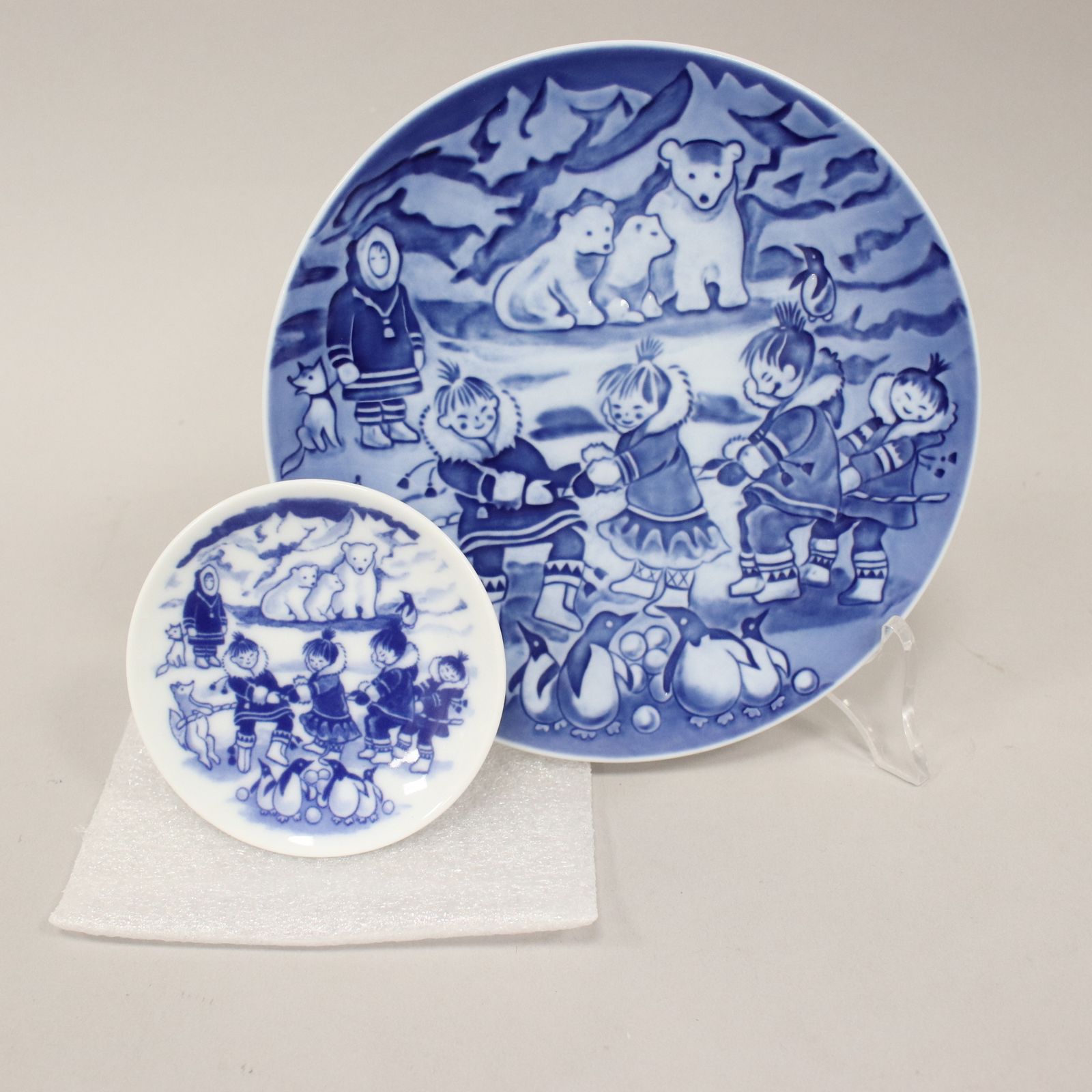 Royal Copenhaghen Plate Christmas Children Blue Porcelain 2005 photo furniture