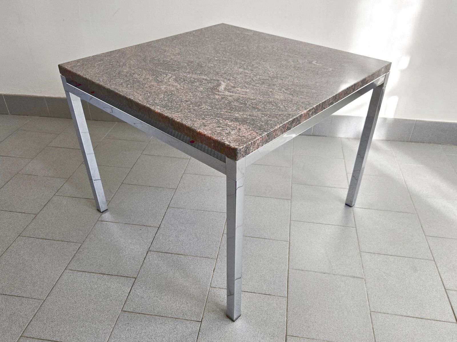 photo vintage Vintage 1970s Granite Pink & Steel Chrome Side Coffee Table Dlg Florence Knoll