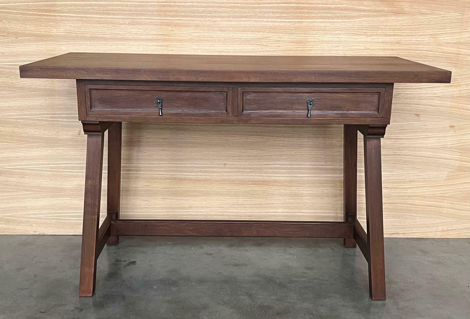 Bureau de campagne espagnol en noyer, deux tiroirs, début du XXe siècle photo furniture