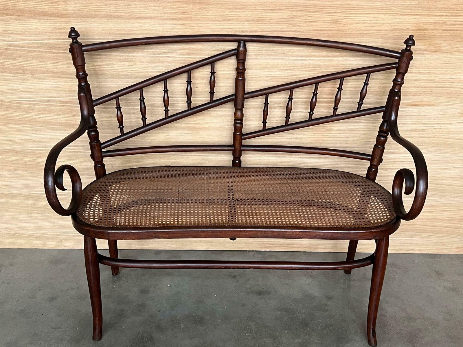 Canapé en bois courbé de style Thonet, siège canné, vers 1925 photo 3178.0