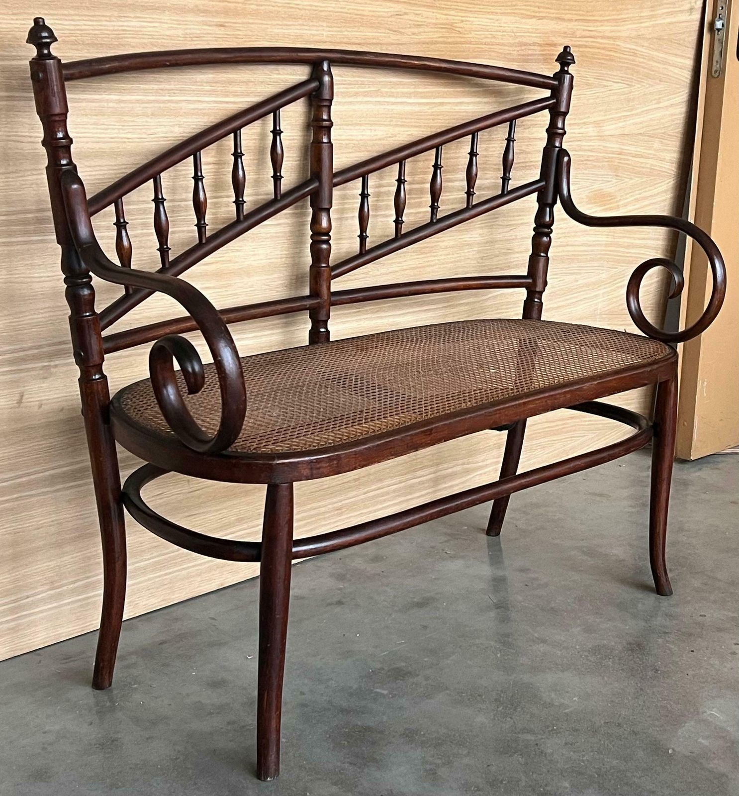 Canapé en bois courbé de style Thonet, siège canné, vers 1925 photo buy