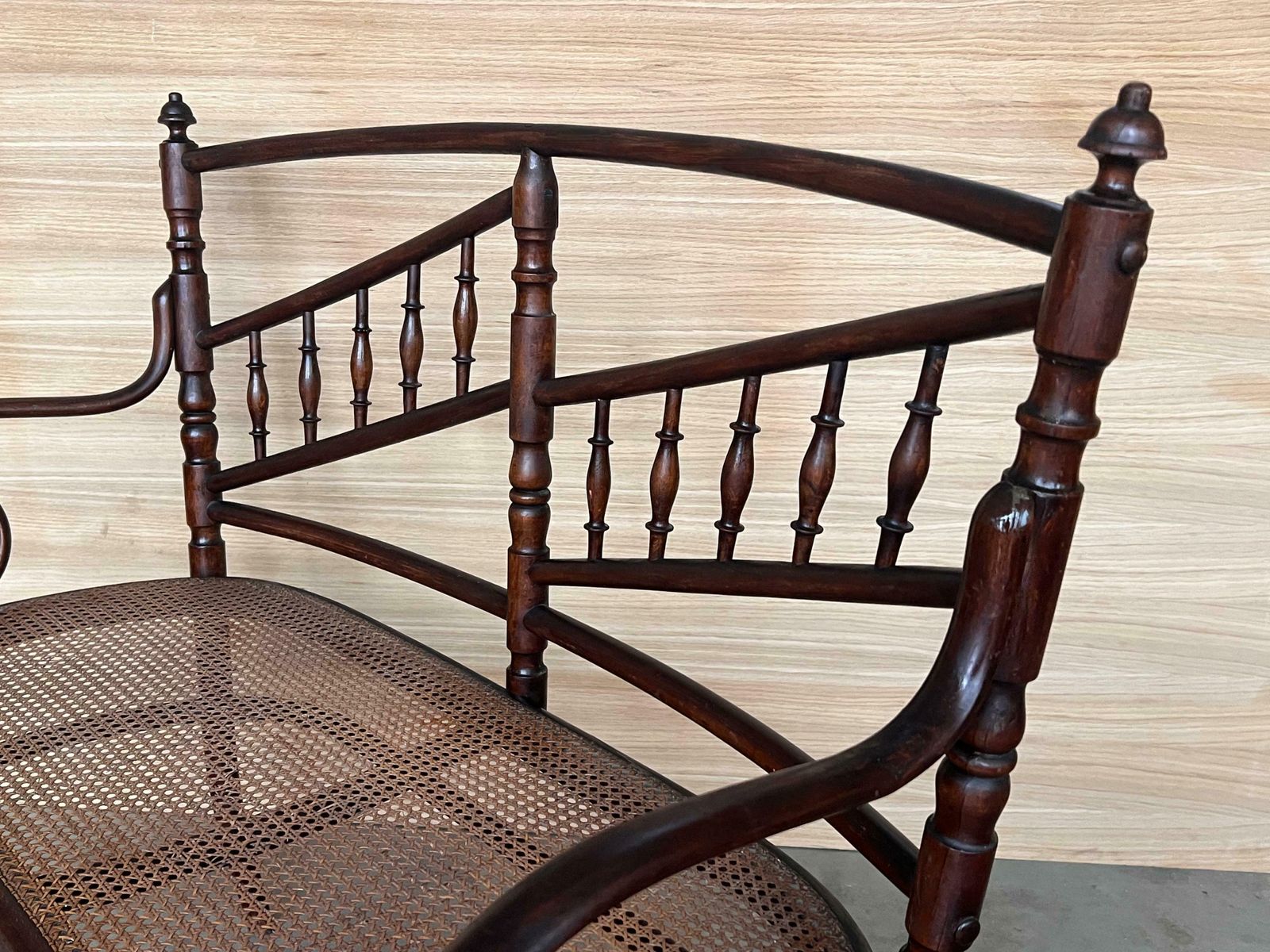 photo furniture Canapé en bois courbé de style Thonet, siège canné, vers 1925