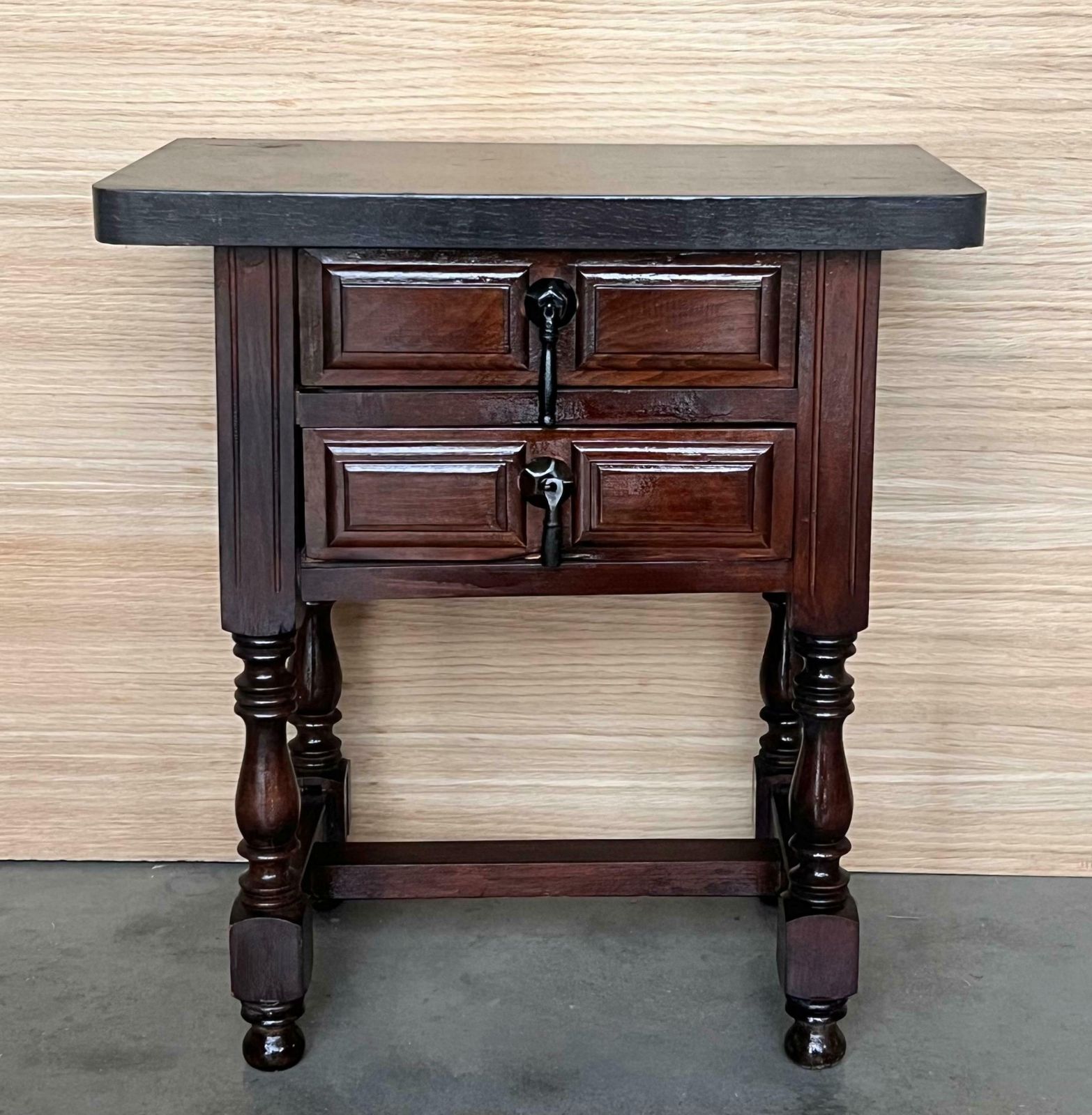 Tables de chevet espagnoles du XXe siècle, deux tiroirs et ferrures en fer photo furniture
