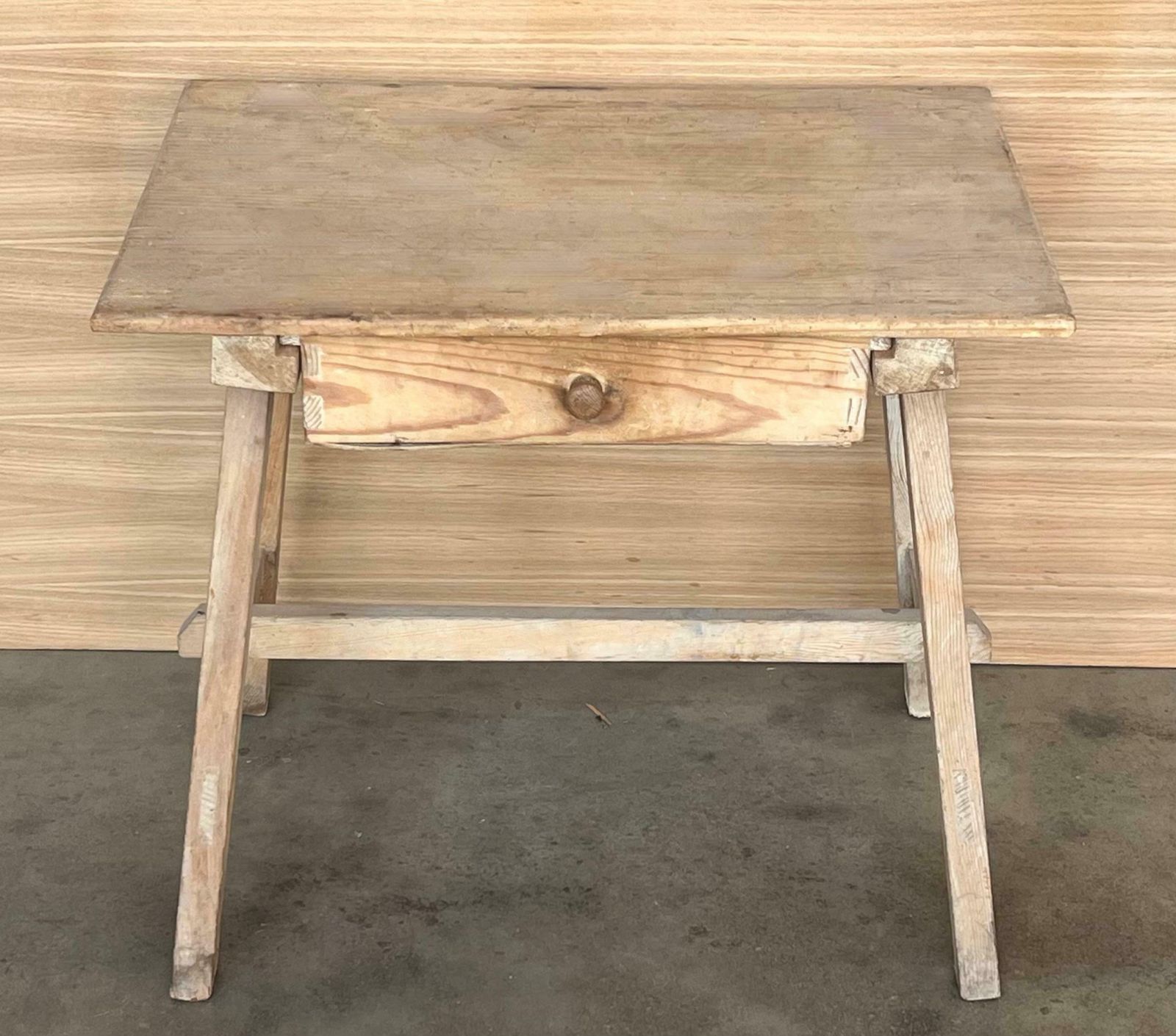 Table d'appoint baroque espagnole décolorée avec tiroir photo Mobilier