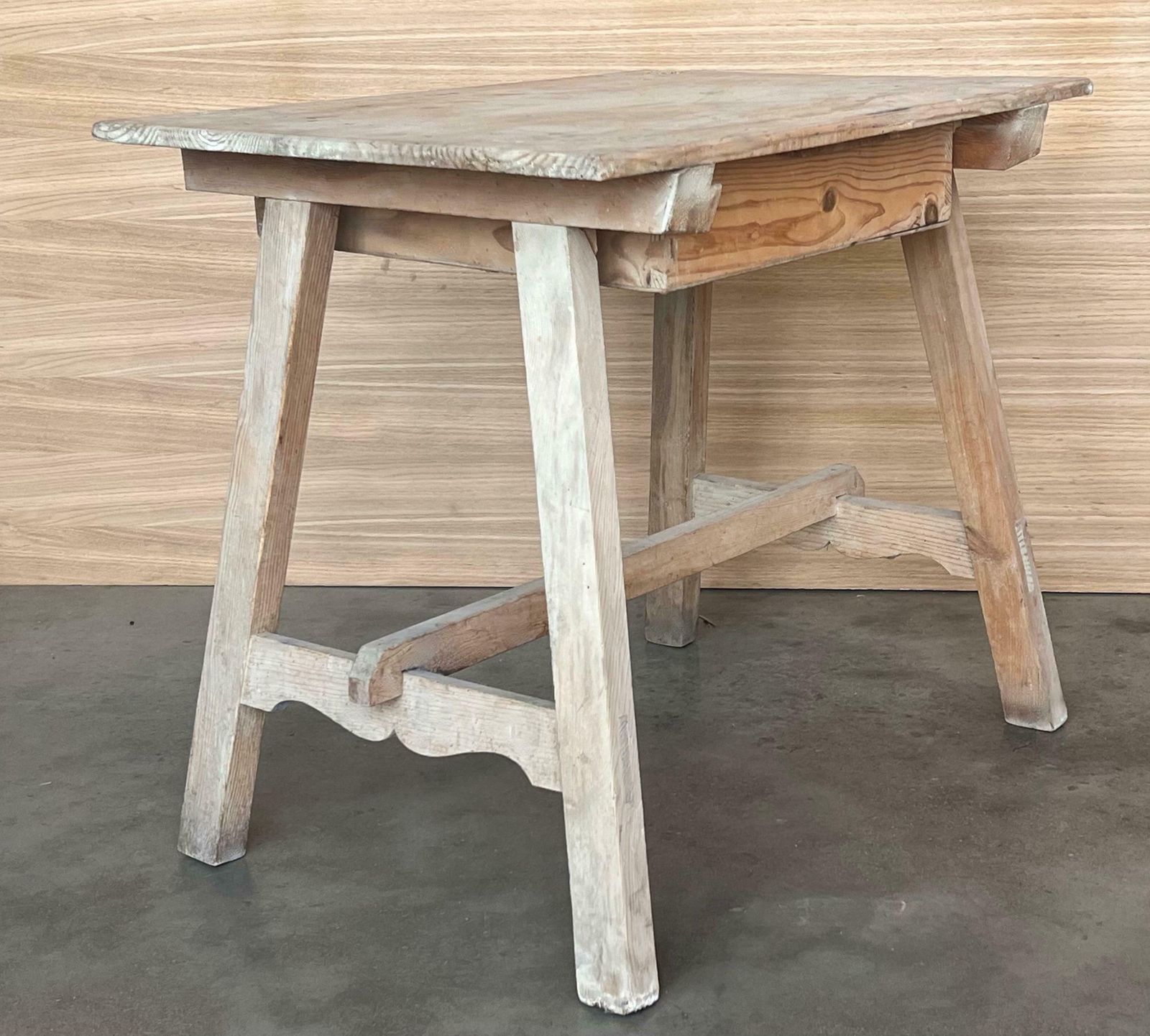 photo for sale Table d'appoint baroque espagnole décolorée avec tiroir