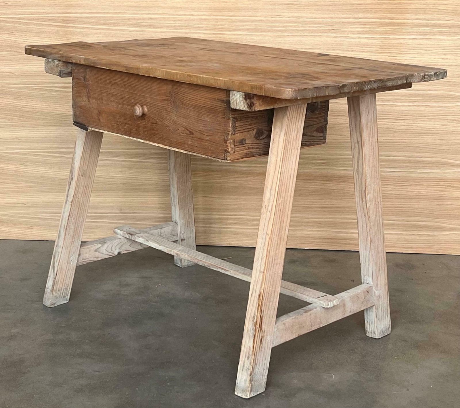 Table d'appoint baroque espagnole décolorée avec tiroir photo 1975.0