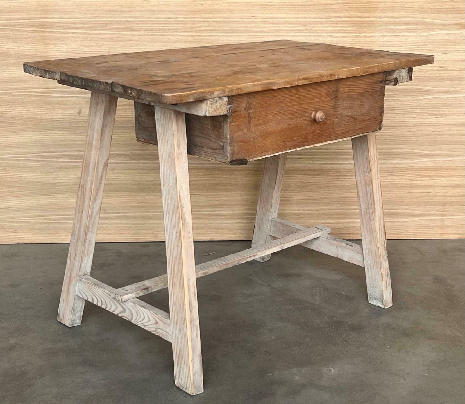 Table d'appoint baroque espagnole décolorée avec tiroir photo vinterior