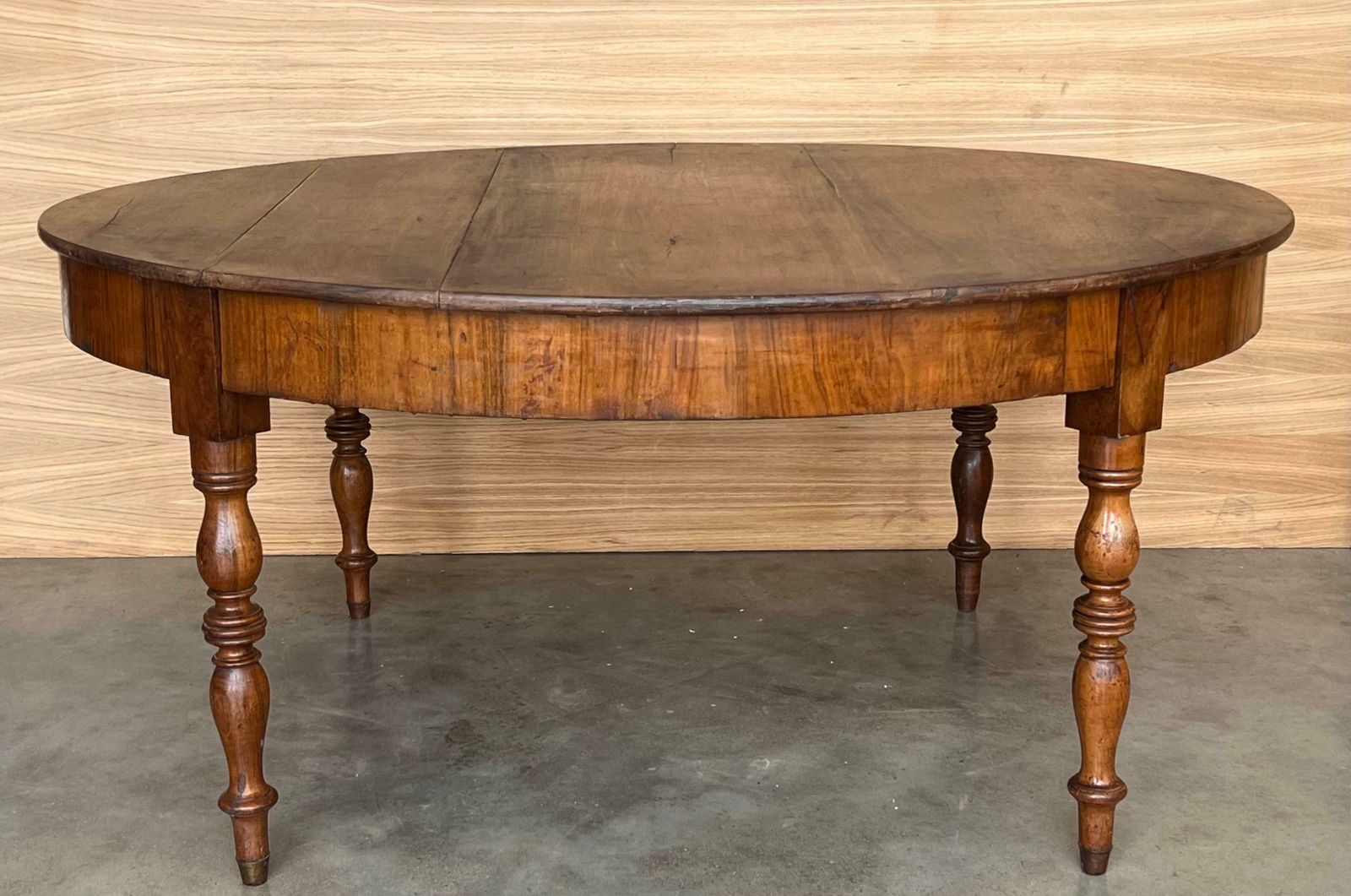 Table centrale ovale française en noyer massif, pieds tournés photo vinterior