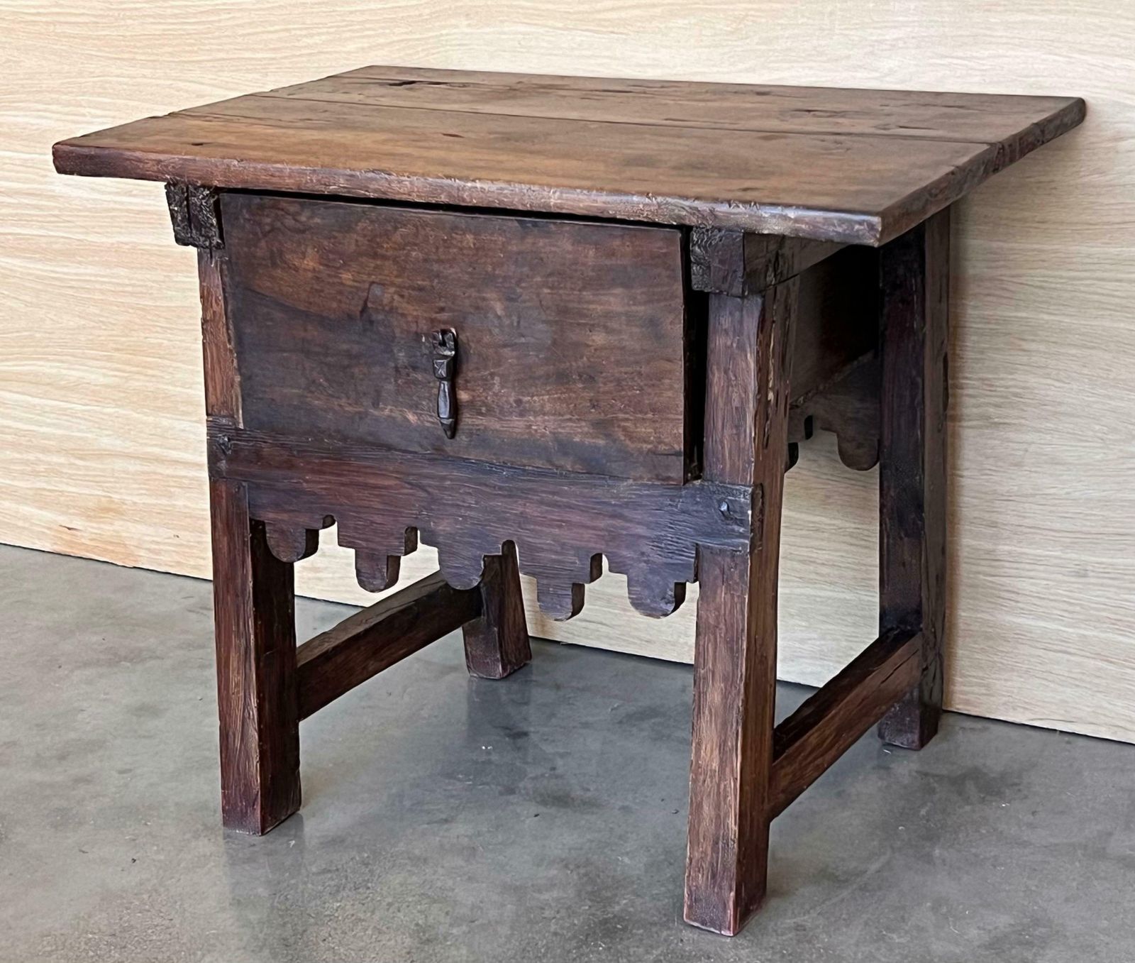 Table d'appoint baroque espagnole, entretoise en bois et grand tiroir photo 2429.0