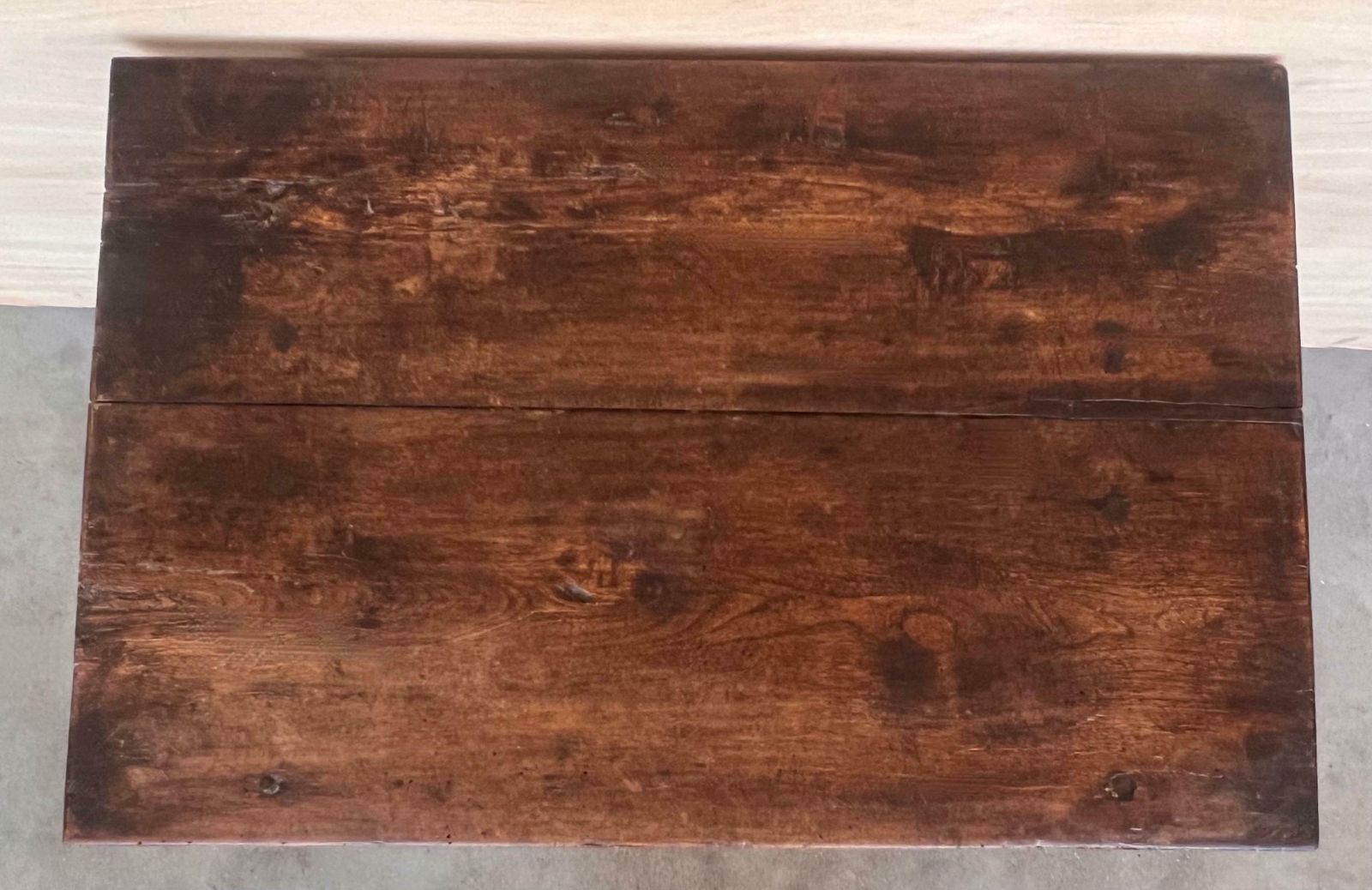 2429.0 Table d'appoint baroque espagnole, entretoise en bois et grand tiroir photo