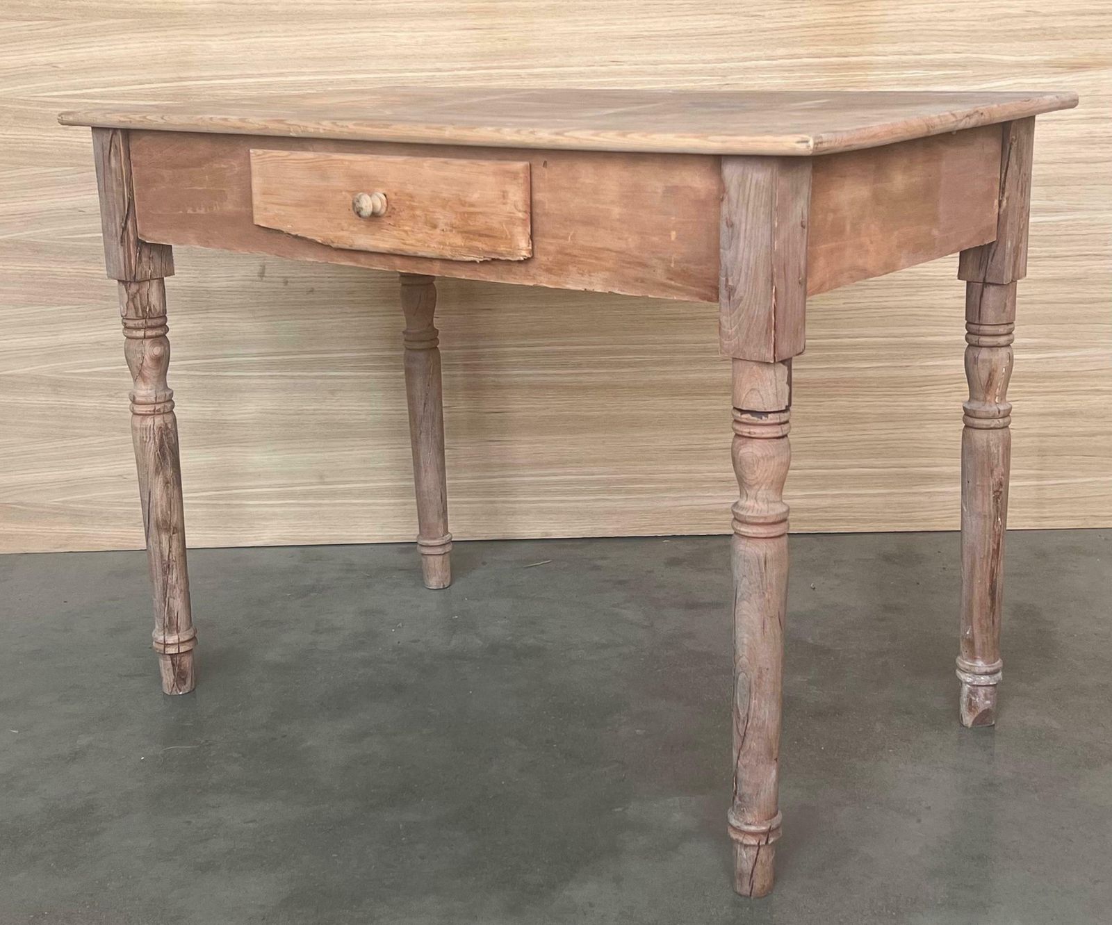 Table d'appoint baroque espagnole décolorée avec tiroir photo Mobilier