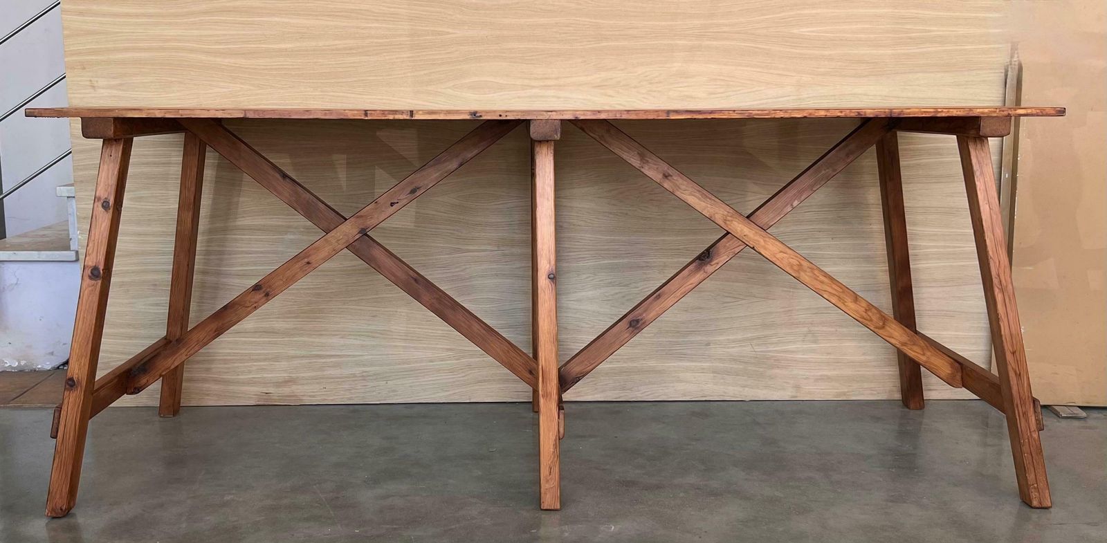 Ensemble de deux tables à manger rustiques espagnoles en pin, avec entretoise photo 8898.0