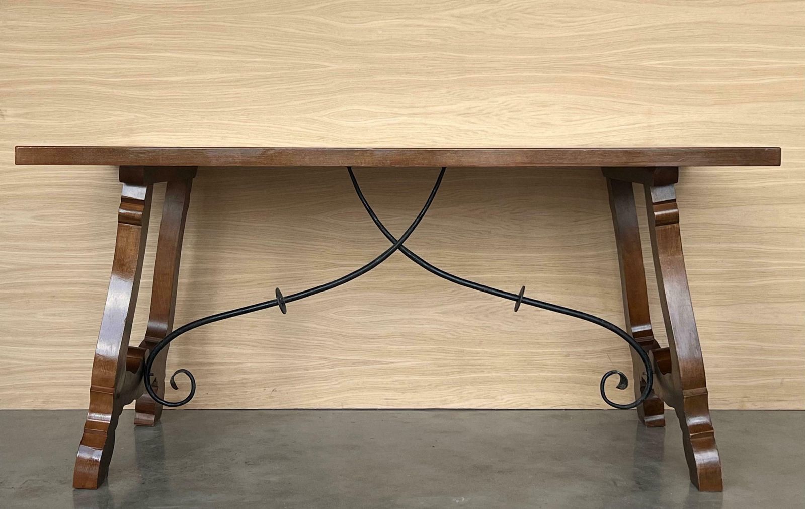 Table à manger ou console en noyer, pieds en lyre et plateau épais, Espagne, XXe siècle photo Mobilier