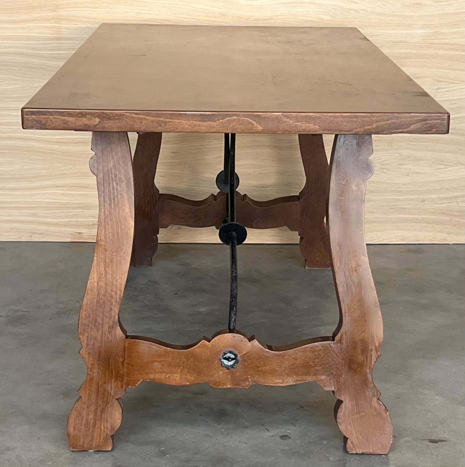 Table à manger ou console en noyer, pieds en lyre et plateau épais, Espagne, XXe siècle photo buy
