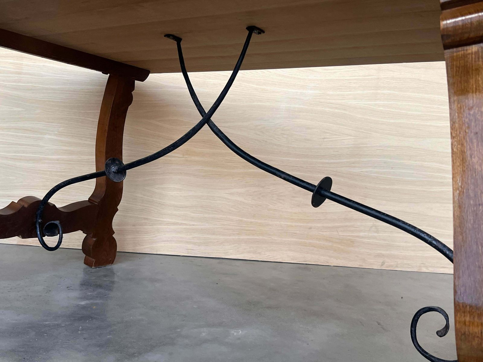 5343.0 Table à manger ou console en noyer, pieds en lyre et plateau épais, Espagne, XXe siècle photo