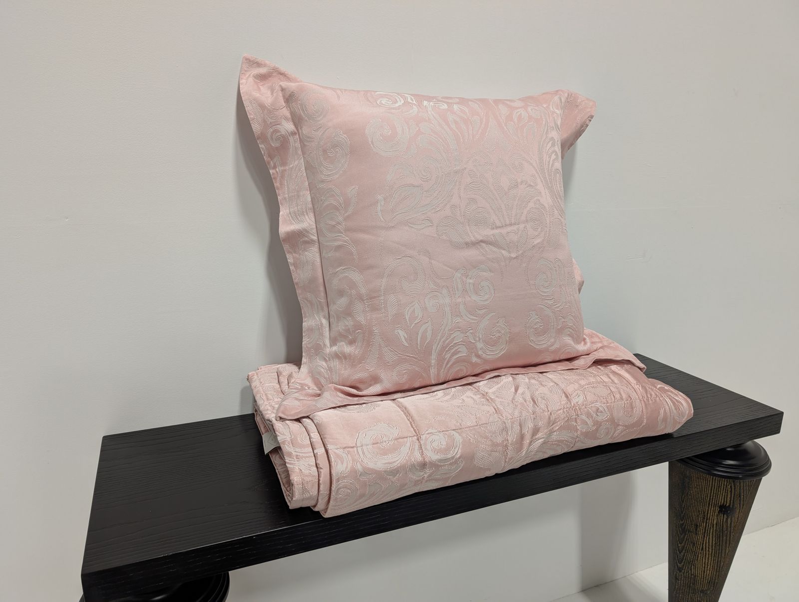 Frette Decorative Cushions And Throw photo 750.0