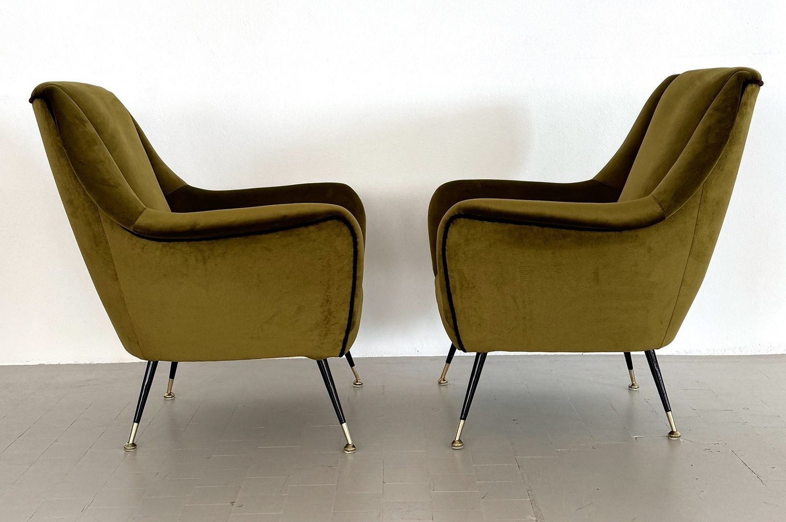 Italian Designer Pair Of Armchairs In Green Moss Velvet With Brass Feet, 1950s photo vinterior