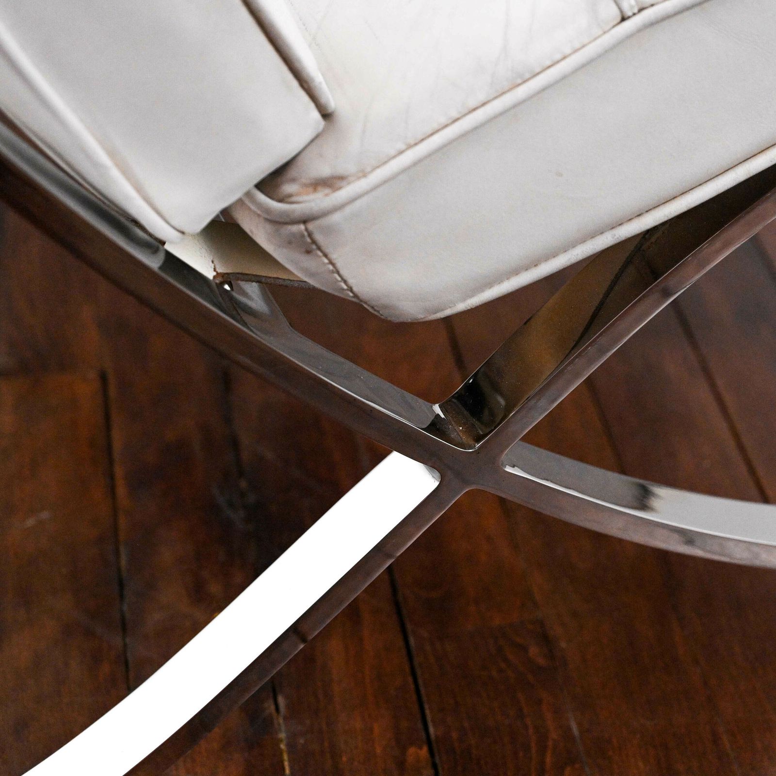 photo furniture Barcelona Chair In Off White Leather Designed By Ludwig Mies Von Der Rohe