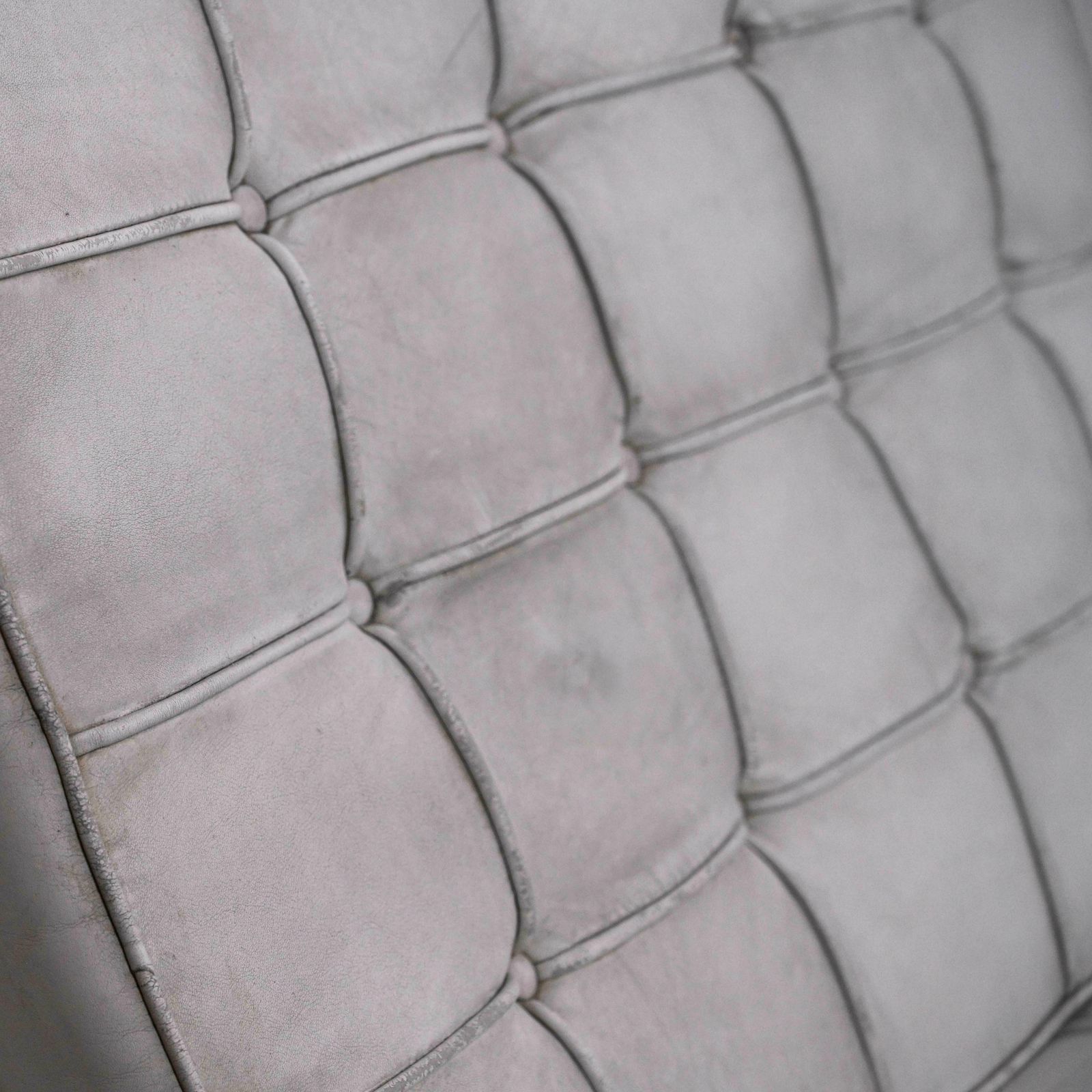 photo vintage Barcelona Chair In Off White Leather Designed By Ludwig Mies Von Der Rohe