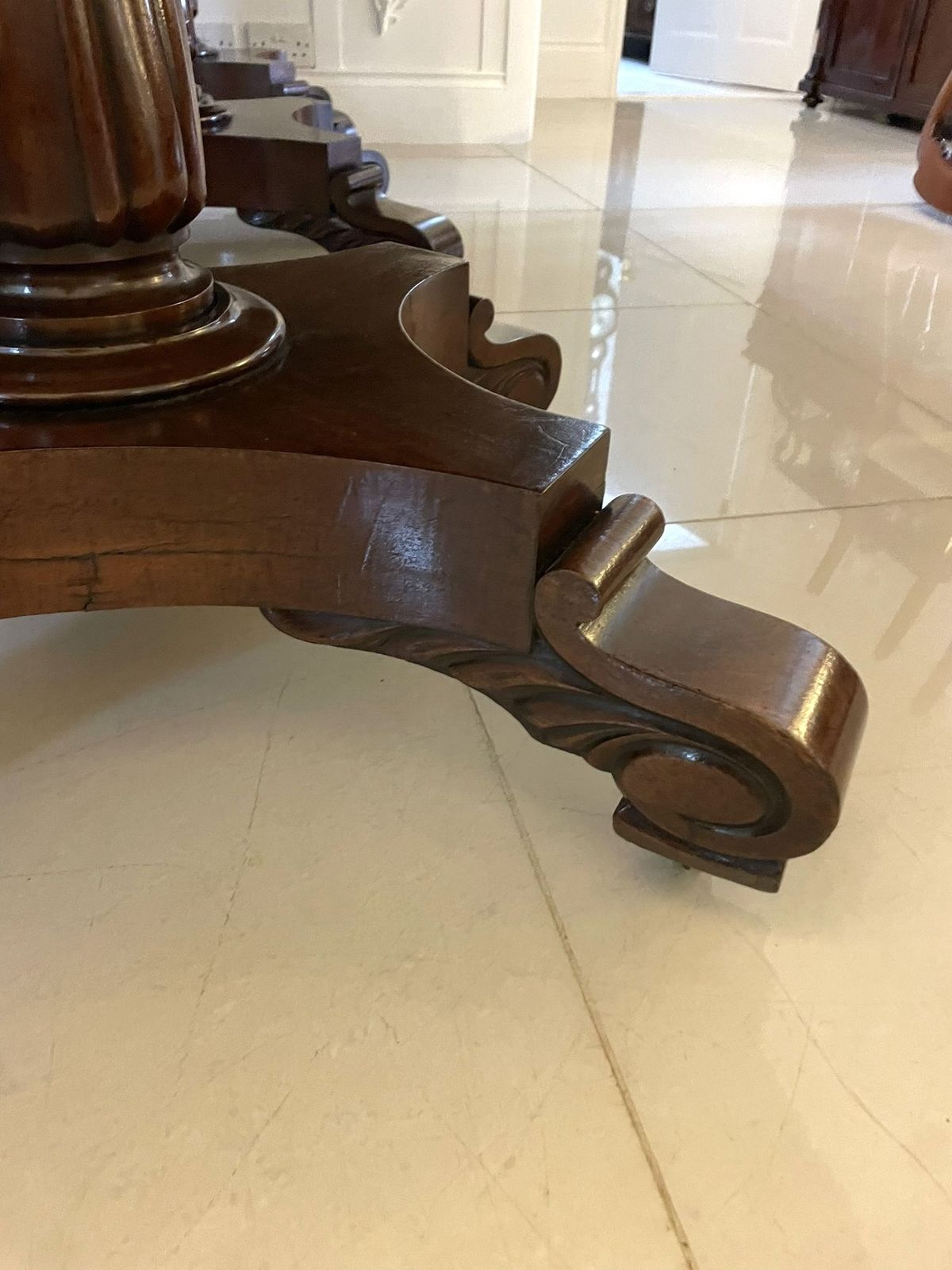 photo furniture Exceptional Quality Antique 19th Century Figured Mahogany Triple Pedestal 10/12 Seater Dining Table