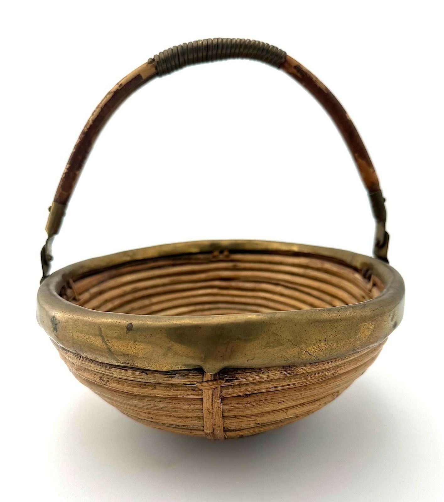 photo vintage An Italian 1970s Woven Bamboo And Brass Bowl In The Style Of Gabriella Crespi