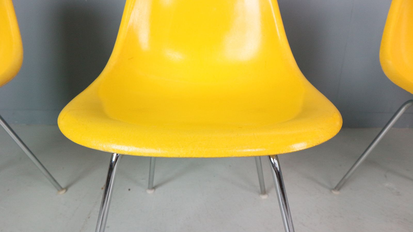 photo vinterior Charles & Ray Eames Set Of 4 Yellow "La Fonda" Chairs For Herman Miller, 1960