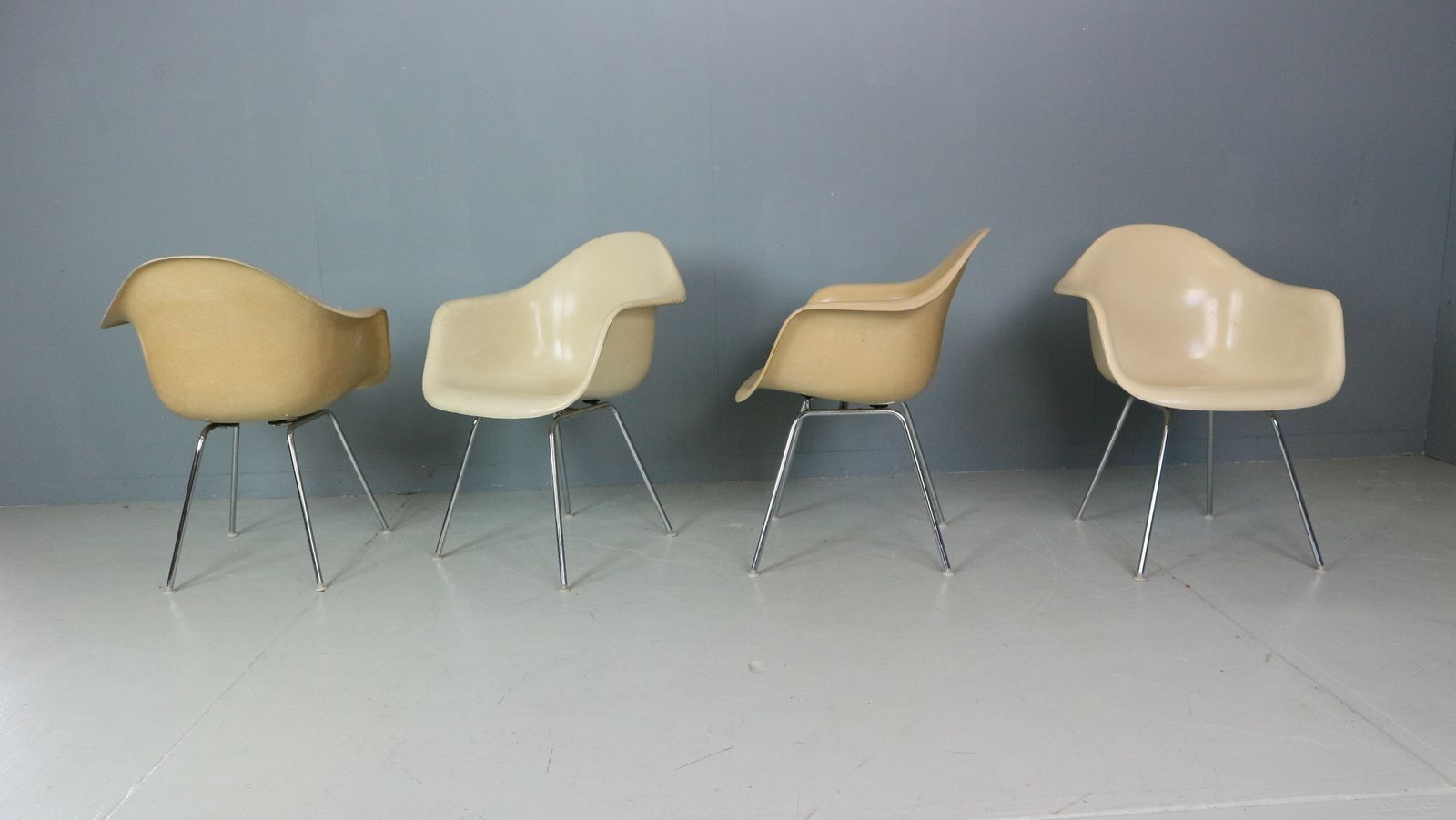 Charles & Ray Eames Set Of 4 Off White "H Base" Chairs For Herman Miller, 1960 photo Furniture