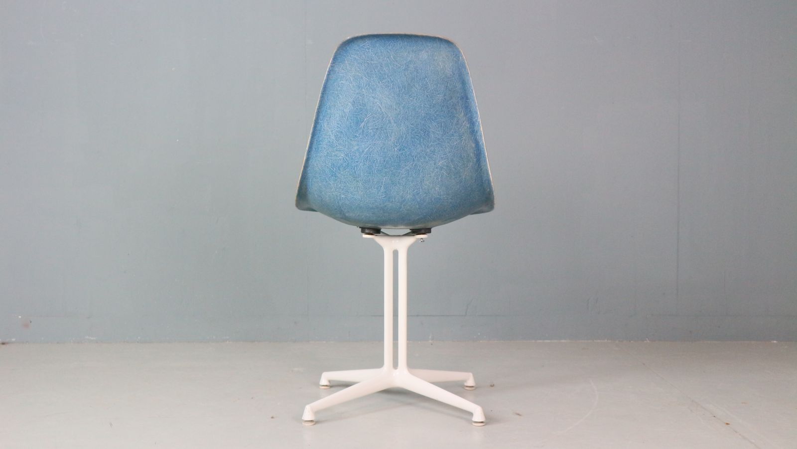 Charles & Ray Eames "La Fonda" Blue Fiberglass Chairs Herman Miller photo vintage