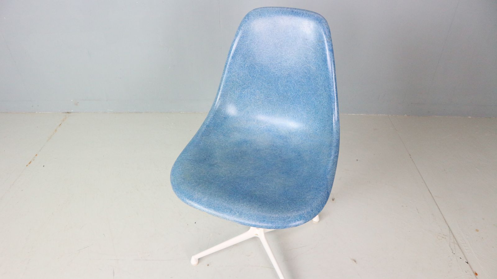 photo furniture Charles & Ray Eames "La Fonda" Blue Fiberglass Chairs Herman Miller