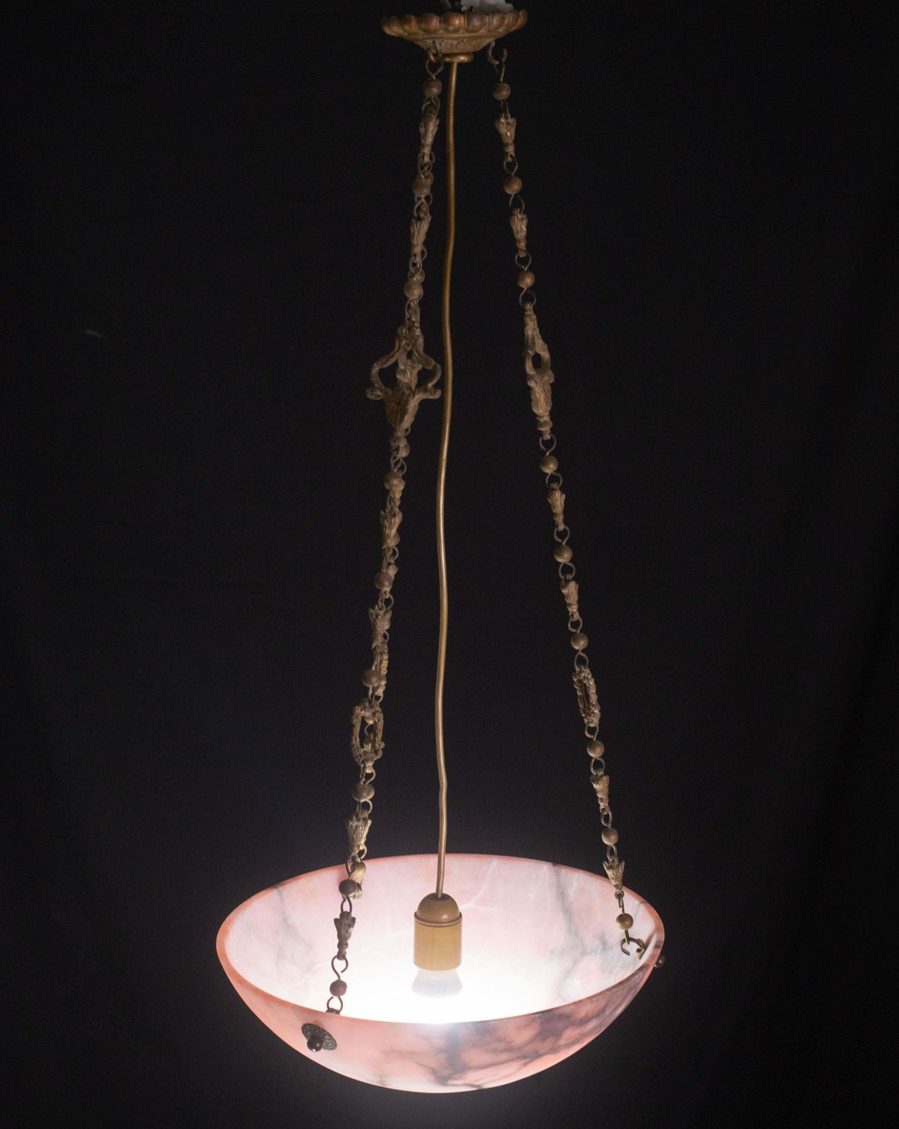 Art Decò Red And Pink  Alabaster Chandelier, 1920 photo vinterior