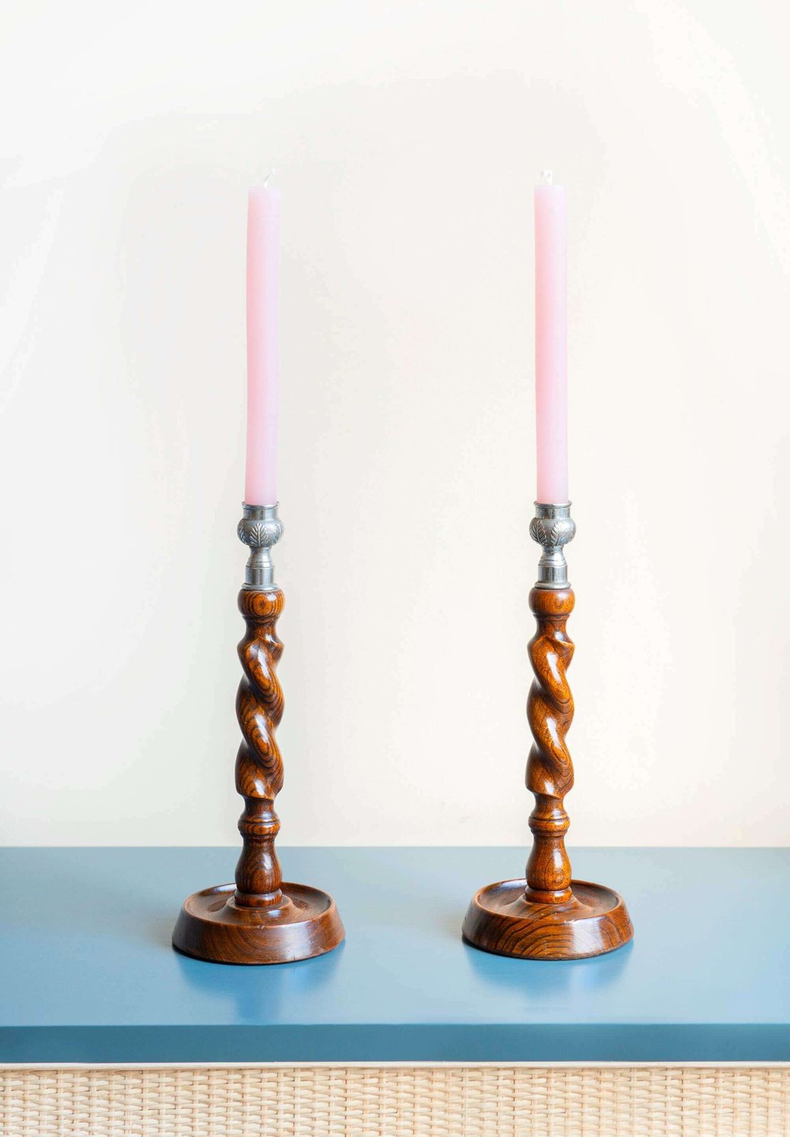Twee Antieke Barley Twist Kandelaars, Gedraaide Eiken Houten Kaarsenhouders, Engels Victoriaans Kandelaarspaar, Rustieke Woondecoratie photo furniture