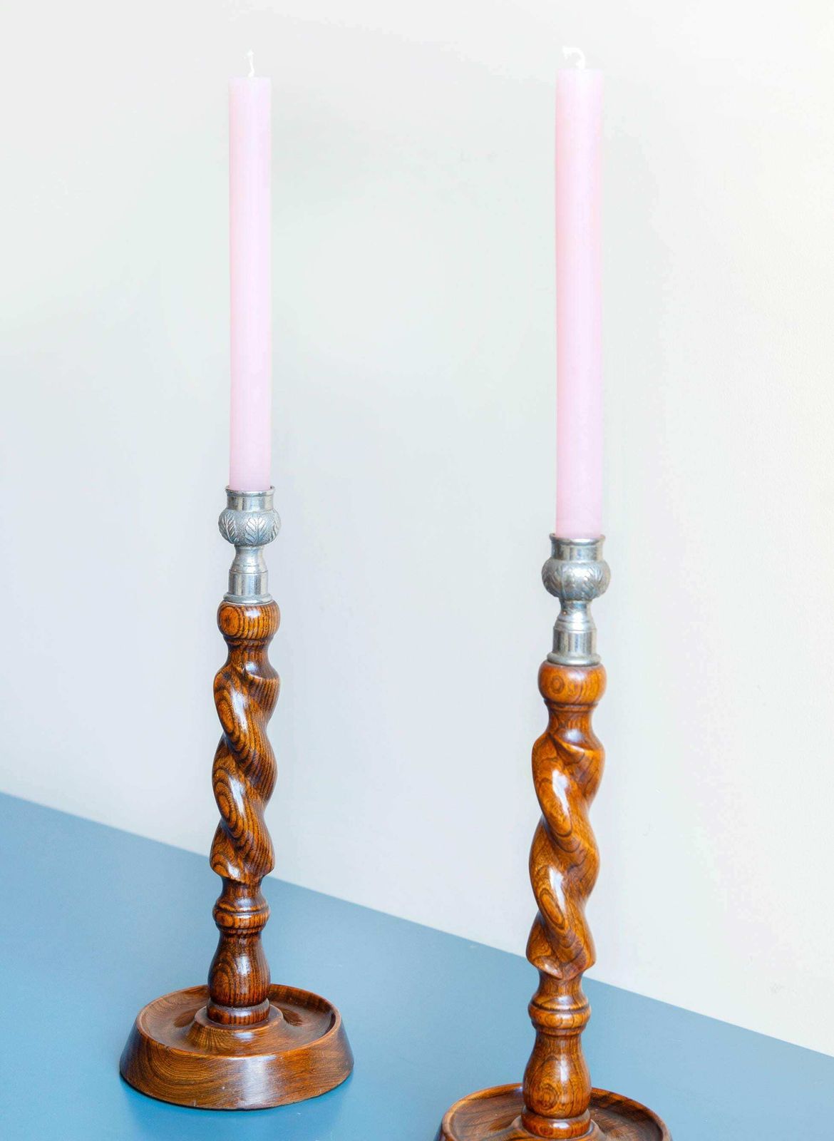 Twee Antieke Barley Twist Kandelaars, Gedraaide Eiken Houten Kaarsenhouders, Engels Victoriaans Kandelaarspaar, Rustieke Woondecoratie photo for sale