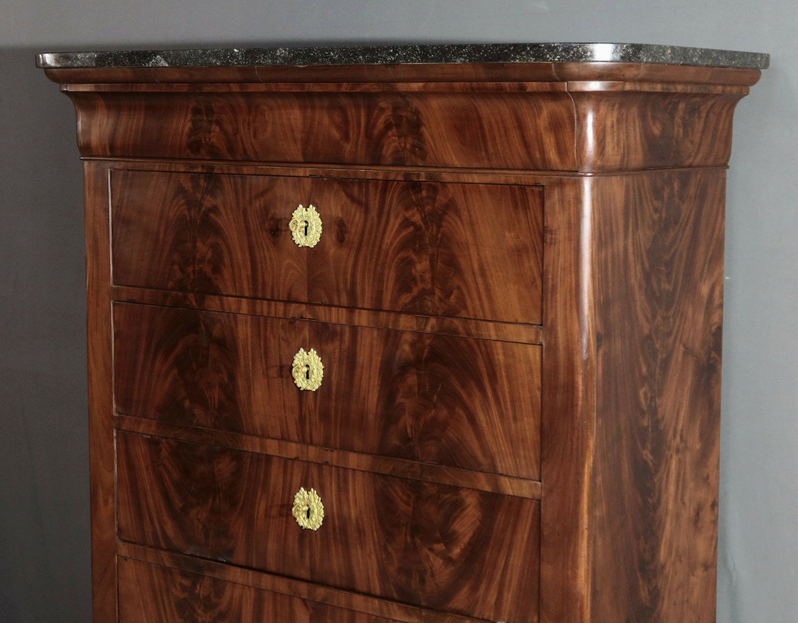 photo vinterior Mahogany Burl Chest Of Drawers, Restoration Period – Early 19th Century