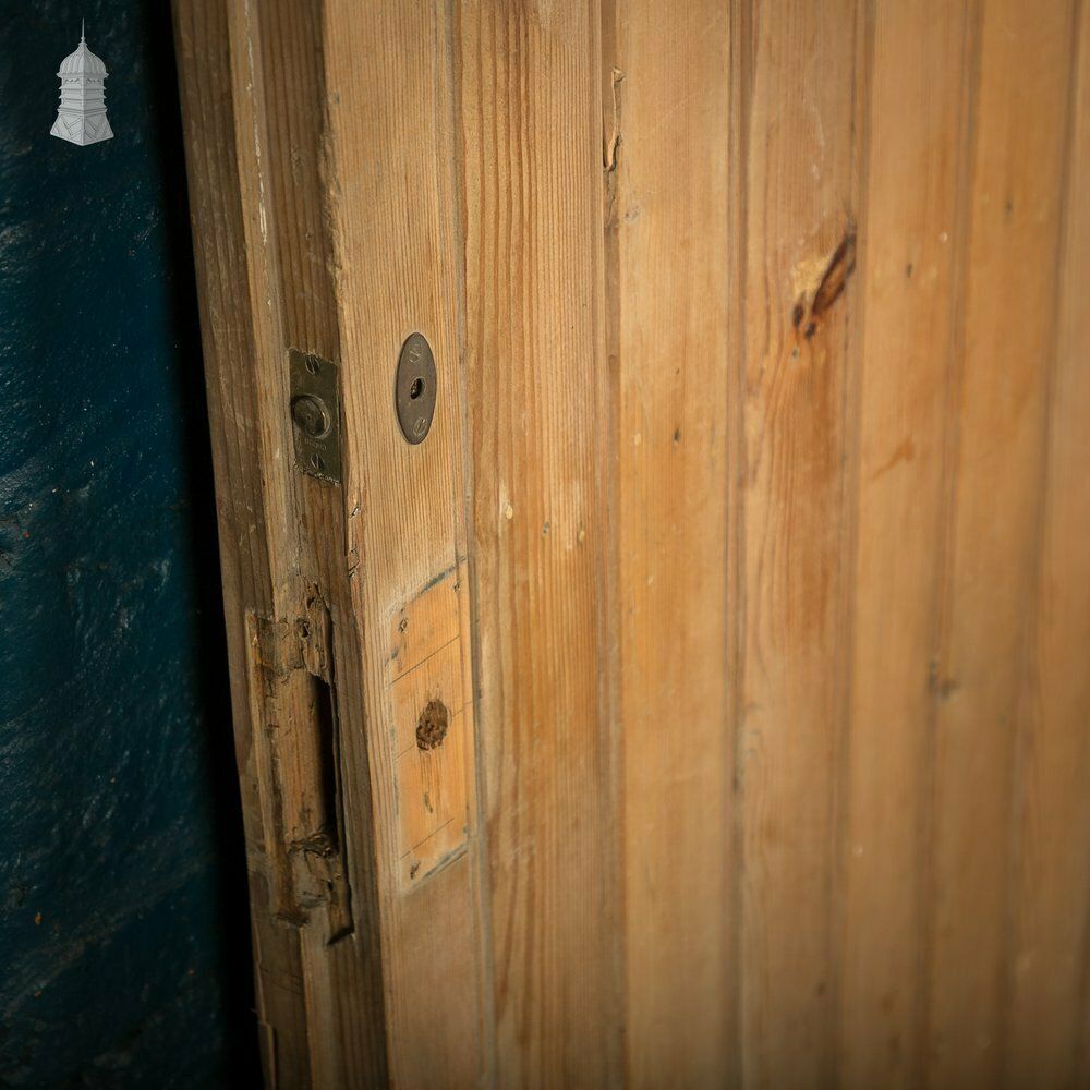 photo vintage Framed Plank Door, Beaded Pine