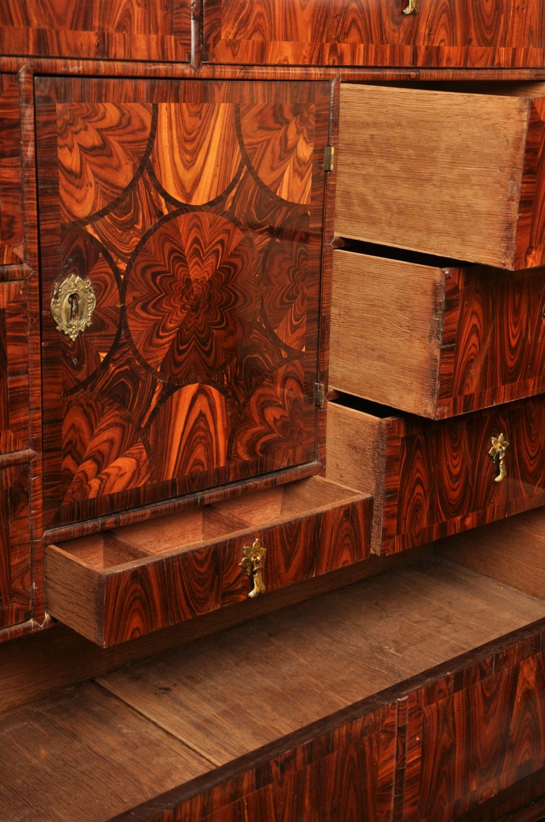 photo vinterior Important 17th Century Kingwood Cabinet On Stand