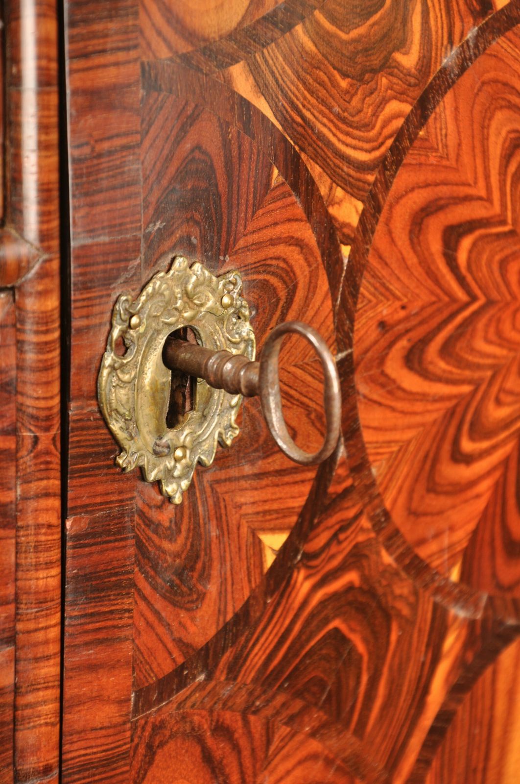 photo vintage Important 17th Century Kingwood Cabinet On Stand