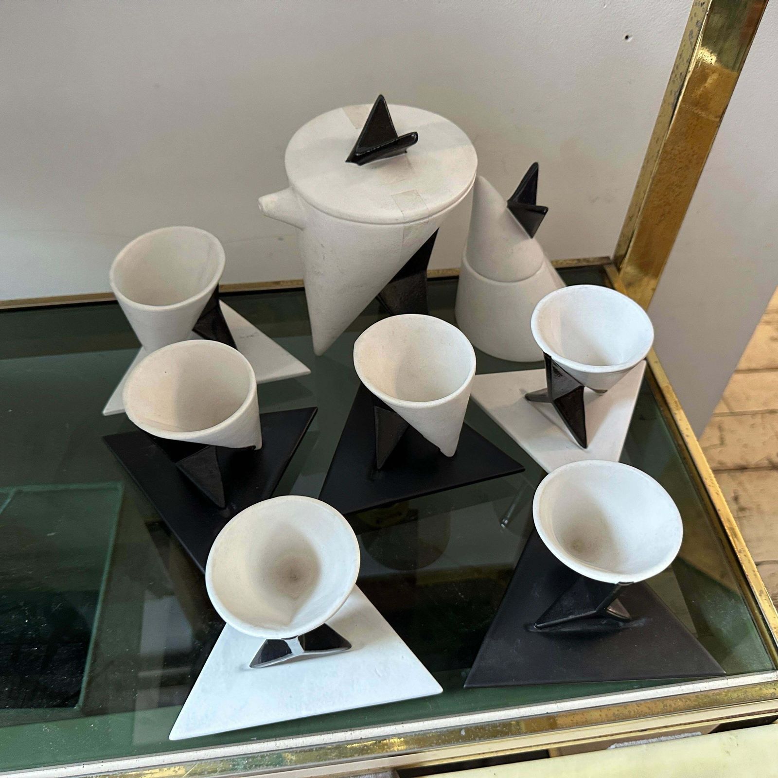 photo vintage 1990s Memphis Milano Style Black And White Coffee Set By Taruschio
