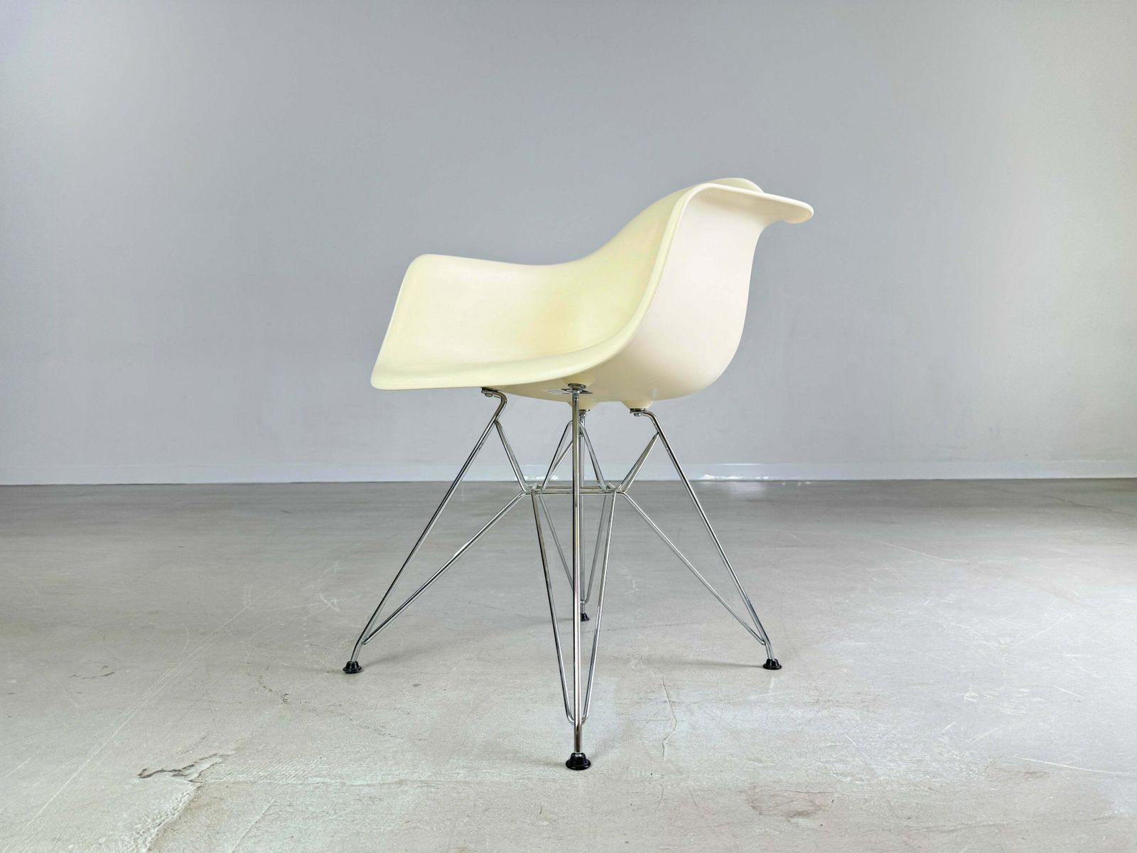 Set Of 4 Vitra Chairs Charles & Ray Eames Plastic Armchair Dar Re photo vinterior