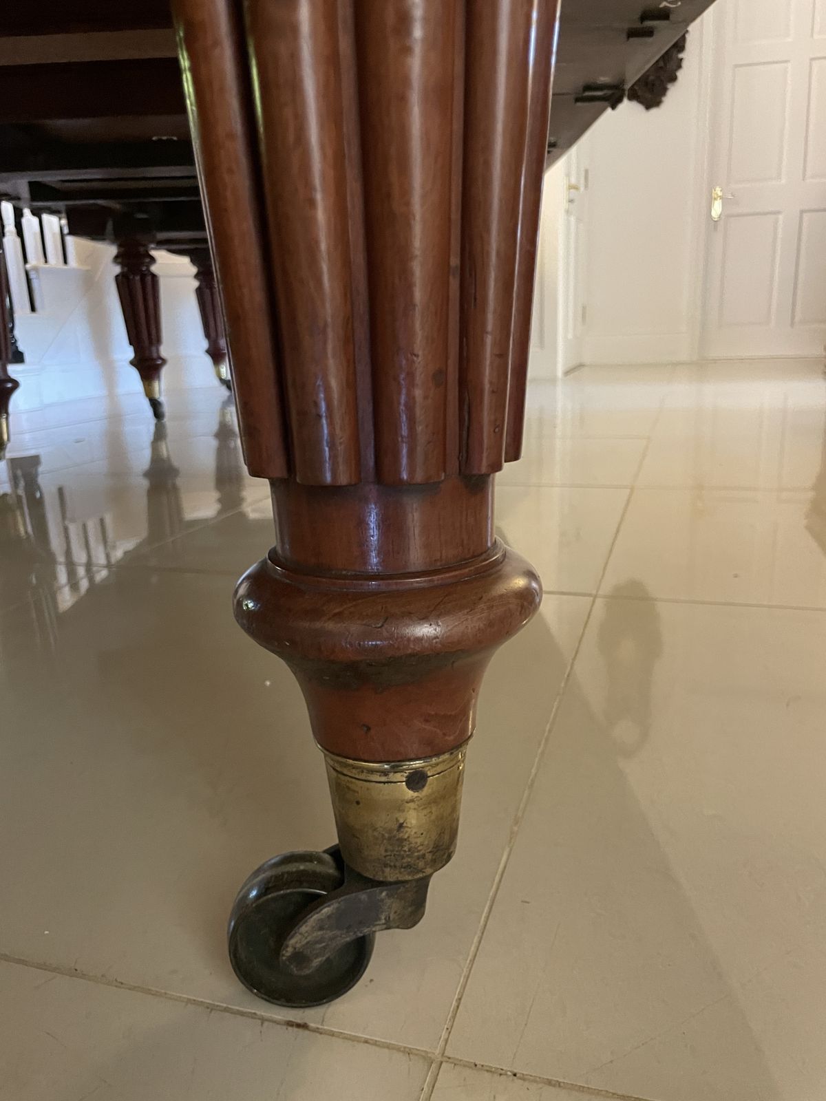 photo furniture Outstanding Quality Large 16/20 Seater Antique 19th Century Figured Mahogany Dining Table 73 X 176 X 420 Cm