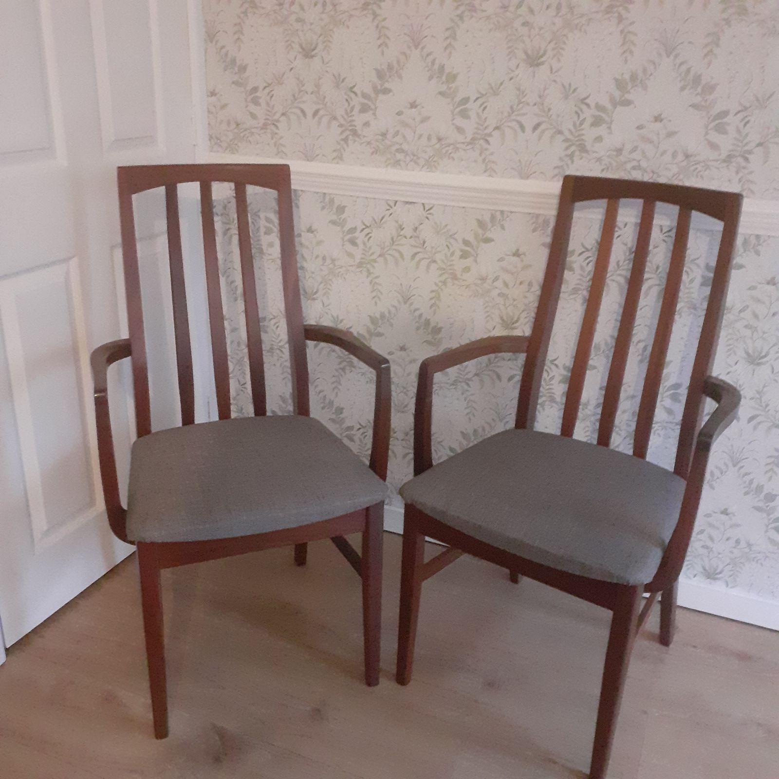 photo furniture 2 X William Lawrence Mid Century Teak Carver Dining Chairs
