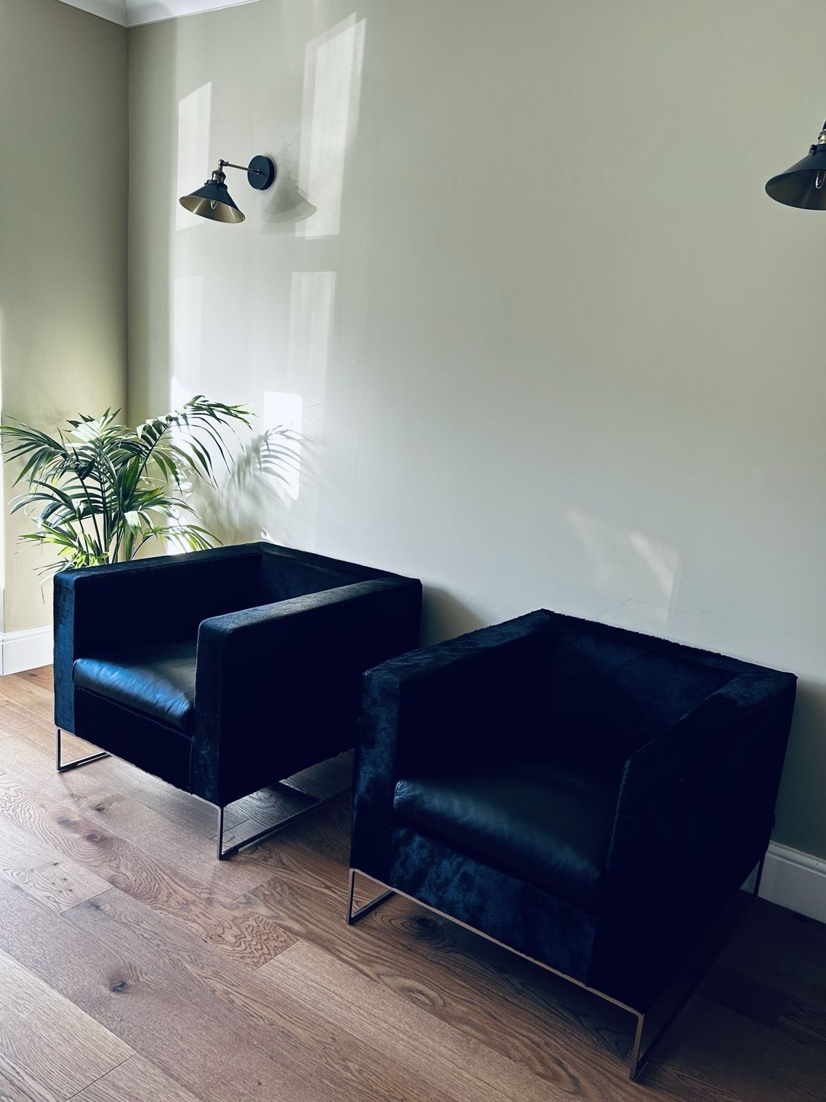 Pair Of Minotti Klee Armchairs In Pony Hide & Black Leather photo Furniture